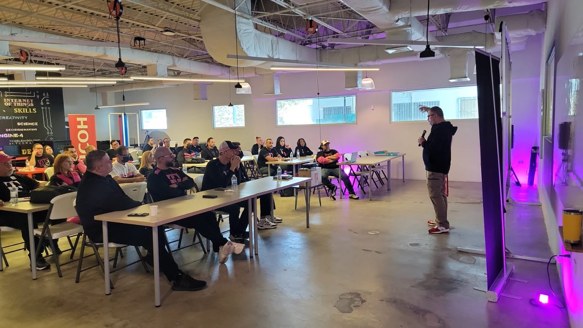 Hoy AM y PM pude compartir con 2 Grupos de Bussines de nuestro gran Aliado <a href="/TMobilePR/">T-Mobile Puerto Rico</a> y poder mostrarles el <a href="/5gnbiotlab/">5G & NB-IoT Innovation Lab</a> y los diferentes proyectos muy buena las charlas, Vamos por más. <a href="/JEMartel/">Jorge Martel</a> <a href="/WencyBaerga/">Wency Ann Baerga</a> <a href="/FrancesJRodz/">Frances J. Rodriguez</a> #5G #iot #collaboration <a href="/TMobile/">T-Mobile</a> <a href="/TechExperience/">T-Mobile Tech Experience</a>