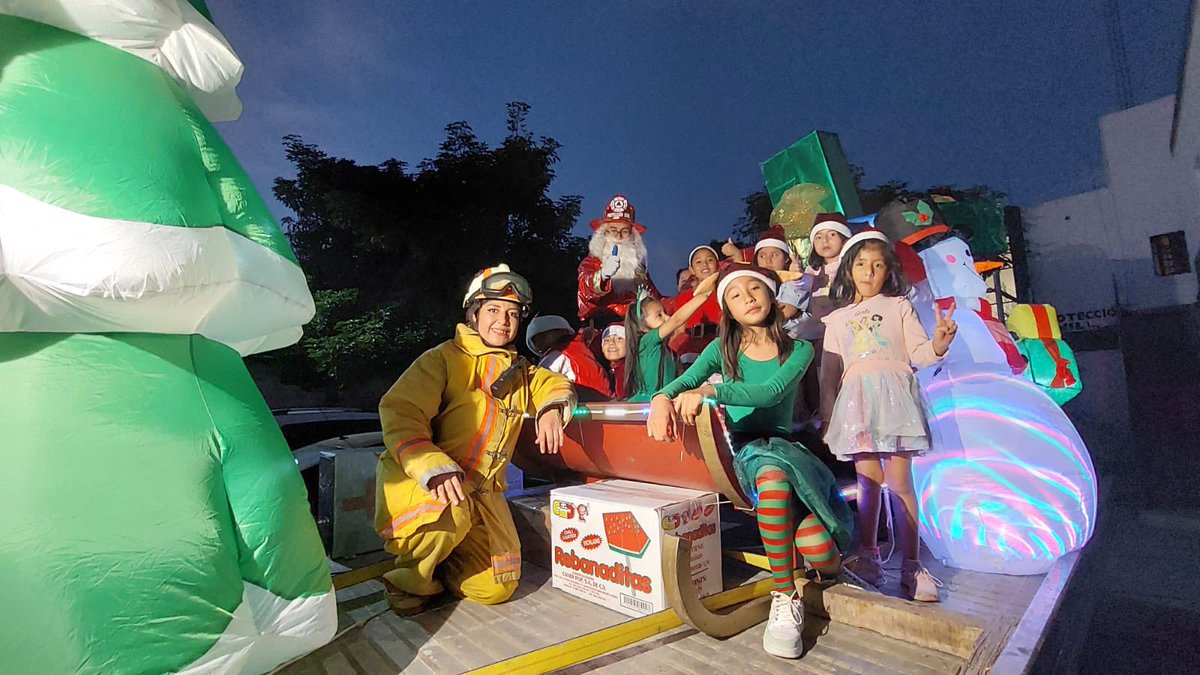 Rafa_Reyes_Mor's tweet photo. Me siento feliz 😀 

Arrancamos las caravanas "Por una Navidad sin accidentes", además encendimos el árbol de Navidad en la colonia Jardín Juárez.

Linda noche #Jiutepec https://t.co/eD4A8Vv5zn