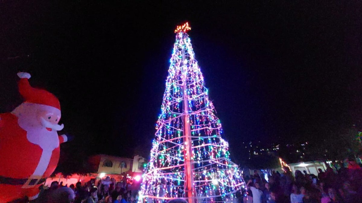 Rafa_Reyes_Mor's tweet photo. Me siento feliz 😀 

Arrancamos las caravanas "Por una Navidad sin accidentes", además encendimos el árbol de Navidad en la colonia Jardín Juárez.

Linda noche #Jiutepec https://t.co/eD4A8Vv5zn