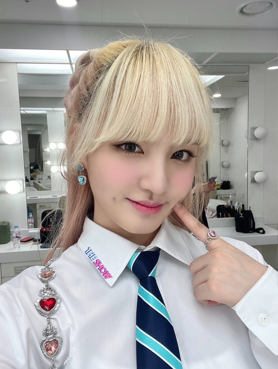 princesseszip's tweet photo. ¿Hay otra manera de empezar diciembre? Eso es imposible, por eso con un poco de chocolate caliente en mis manitas ☕♡ fui a ver #𝚈eonie𝑂n𝑙ive, disfrutando el inicio de este mes con #𝙷oli𝚍aysꕤ𝚈eo𝘯ie. ☃️

𓈊  ¡  𝕡r͟i͟n͟c͟e͟s͟s͟  𝑜𝑓  hᥱᥲ𝗿𝘁𝘀  ✧  #a𝚋𝚋ey.  ˳ֹ ◌ https://t.co/J2fmVSdmFj
