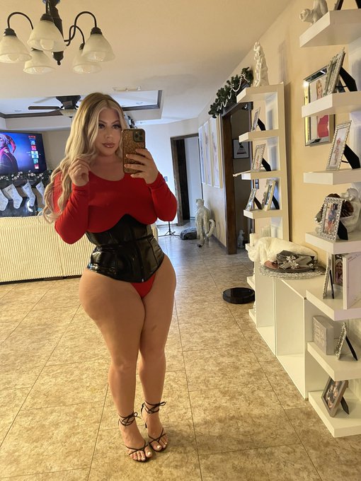 https://t.co/shxaQNijTy has a brand new squirting video posted on the feed hurry while it&rsquo;s on sale https://t