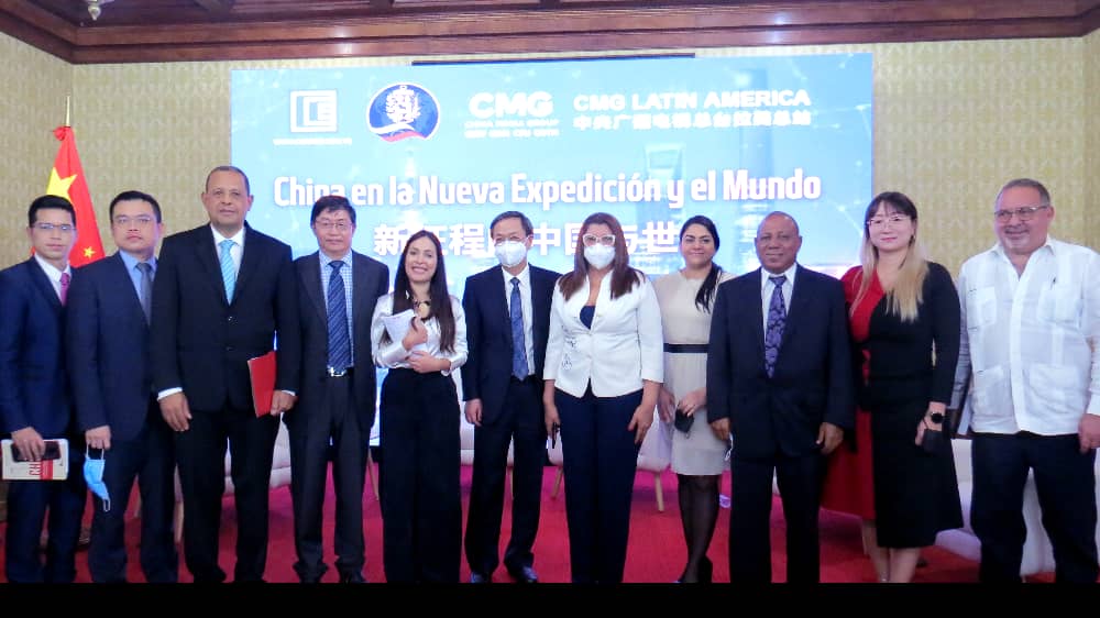 SoyArellan's tweet photo. Agradecido por la invitación este martes para participar como moderador del conversatorio "China en la nueva expedición y el mundo" que se realizó en la cancillería, organizado por el Centro de Estudio de Economías Emergentes dirigido por @AndreinaTarazon https://t.co/v19BWlI9A9