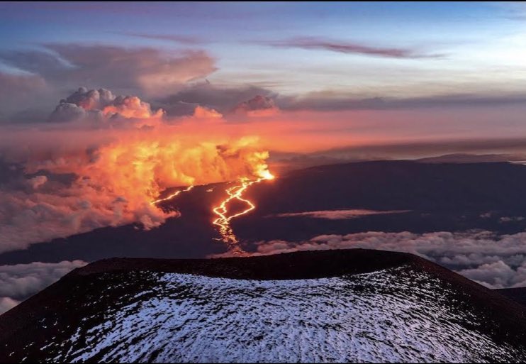 Fire and ice — From Mauna Kea to Mauna Loa, view of contrasts to start December on the Big Island (pic: <a href="/KITV4/">Island News</a> viewer Camden Arrand) #HIWX #MaunaLoa