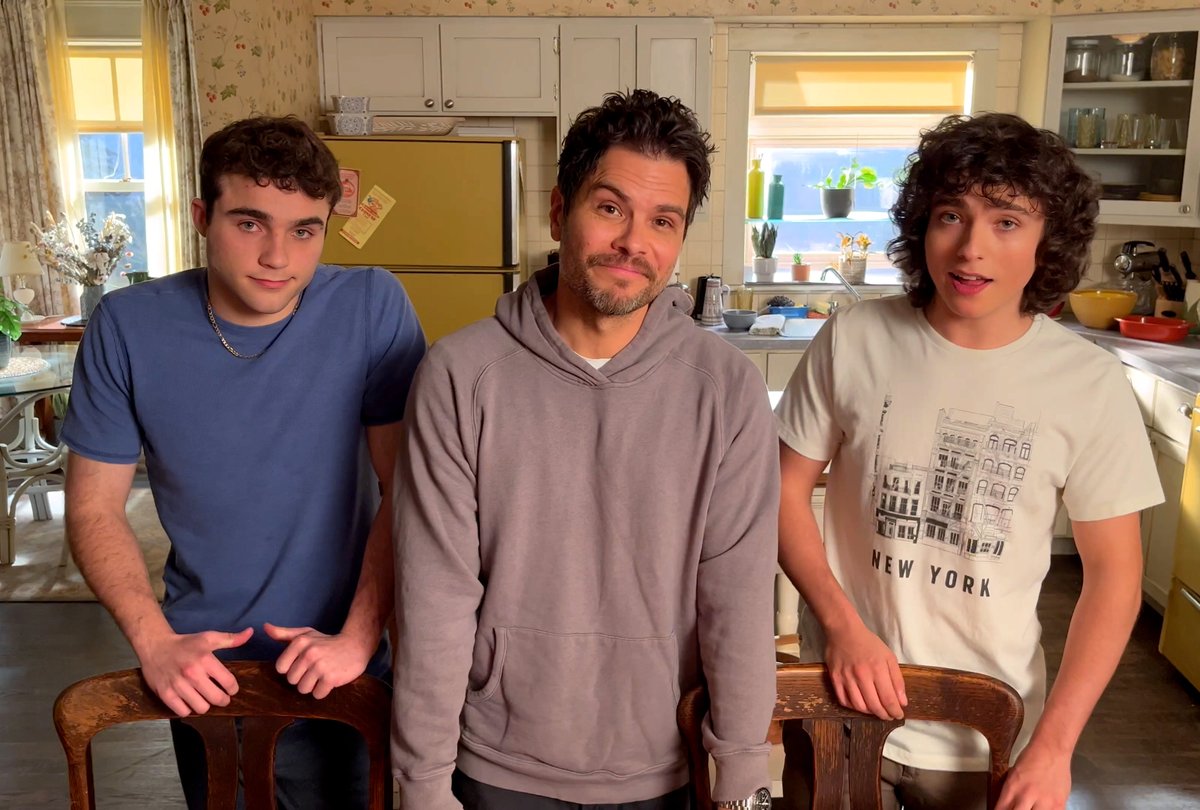 PamTFU's tweet photo. ☀Los gemelos Kent junto a Kyle en la Granja

#SupermanAndLois 
#JonathanKent #JordanKent #KyleCushing 

@AlexGarfin @erikvaldez y Michael Bishop (tiene twitter?) https://t.co/z7YCmGB2q5