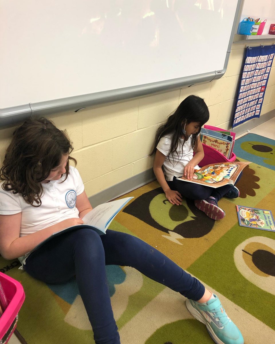 classemmenadine's tweet photo. On avait une belle surprise ce matin… Célestin le lutin était là !Super-Franco a beaucoup aimé lire un livre de Noël avec lui ! #2eannee #60ejour #lutin #lutindenoel #lutinduperenoel #Noel #lecture #livre #lectureasoi #lectureautonome #lecturesilencieuse https://t.co/J43dVydQDm