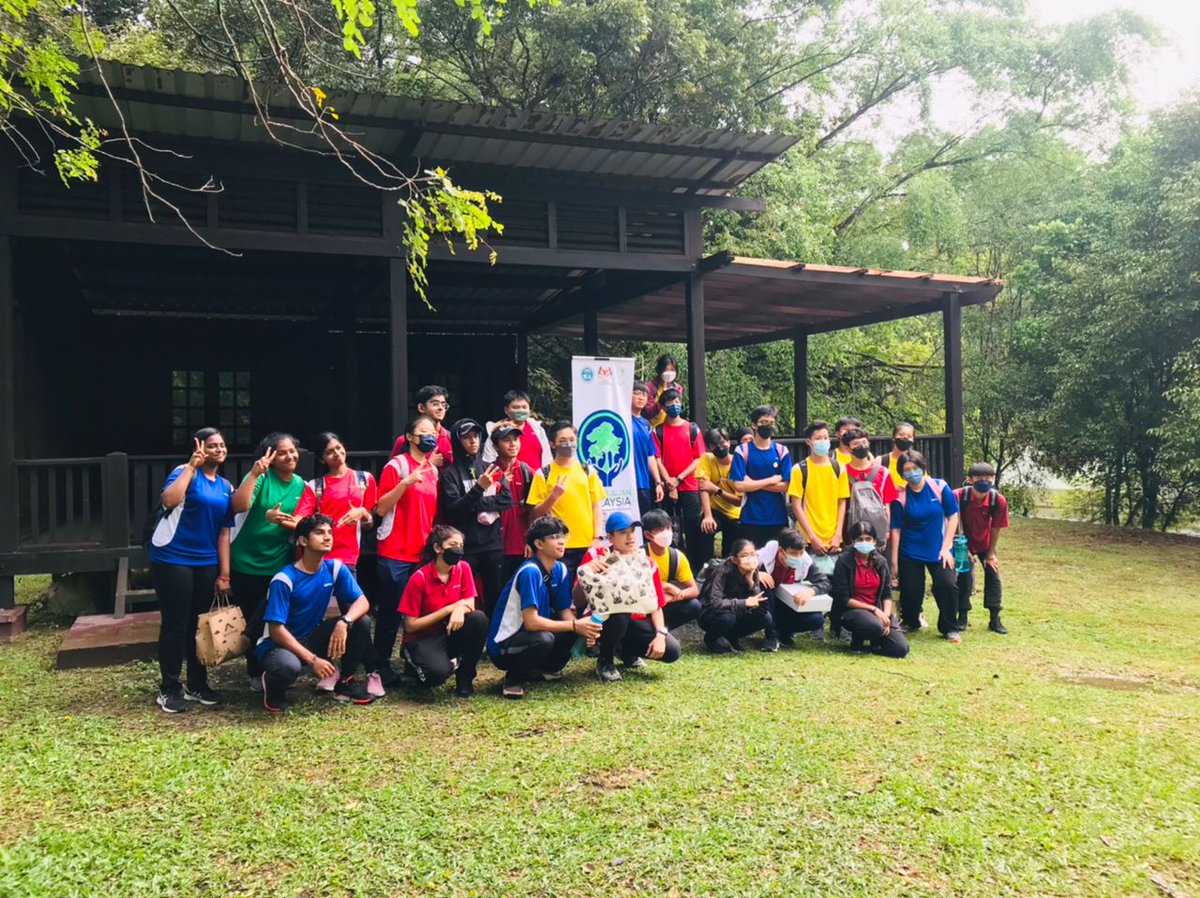 FRIMKepong's tweet photo. 34 pelajar &amp; 3 guru SMK Seri Cahaya Shah Alam tanam pokok di @FRIMKepong sbg sokongan kpd Kempen Penanaman @100jutapokok 

20 pokok ini merupakan sumbangan dana CSR @RHBGroup 

#PokokKitaKehidupanKita #OurTreesOurLife #100JutaPokok #CSR_FRIM #FRIMTanamPokok #TreePlantingFRIM https://t.co/GvoHcNr8xJ