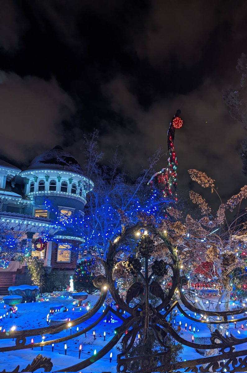 akachichi's tweet photo. Live Advent Calendar day 1.
There is nothing in this city more magical at Christmas than @canuckplace & there is nobody more deserving of this magic than sick kids.
You can even qr code a donation while admiring the lights & Light a Life. 🥰
#Canucks #adventcalendar #lightalife https://t.co/npkuWbYswH