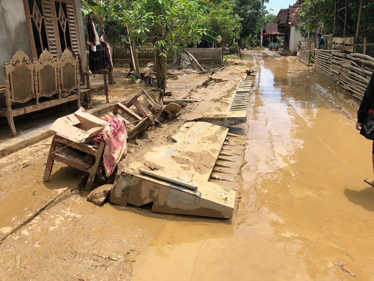 rodhialfalah's tweet photo. Cuaca ektrem dampak perubahan iklim dan pemerintah yang abai terhadap masalah-masalah lingkungan adalah kombinasi mematikan, korbannya adalah masyarakat yang berusaha hidup selaras dengan alam. Contohnya adalah tambang2 liar yang sebagaj dibiarkan merajalela di Pegunungan Kendeng https://t.co/JH56xTdyes