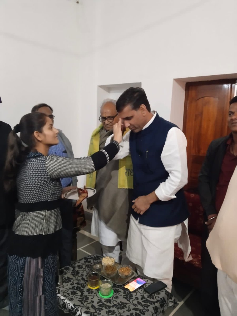 AshokSaini_BJP's tweet photo. सरदारशहर उप चुनावों में एक दिवसीय प्रवास पर पधारे राज्यसभा सांसद श्री राजेन्द्र जी गहलोत का माली समाज द्वारा स्वागत...
सभी समाज बंधुओं ने उप ���ुनावों में भाजपा के समर्थन का वादा किया...@Rajendra4BJP @JPNadda @DrSatishPoonia @madhorambjp @chshekharbjp @Rajendra_Gehlot https://t.co/NhjGVkU7kL