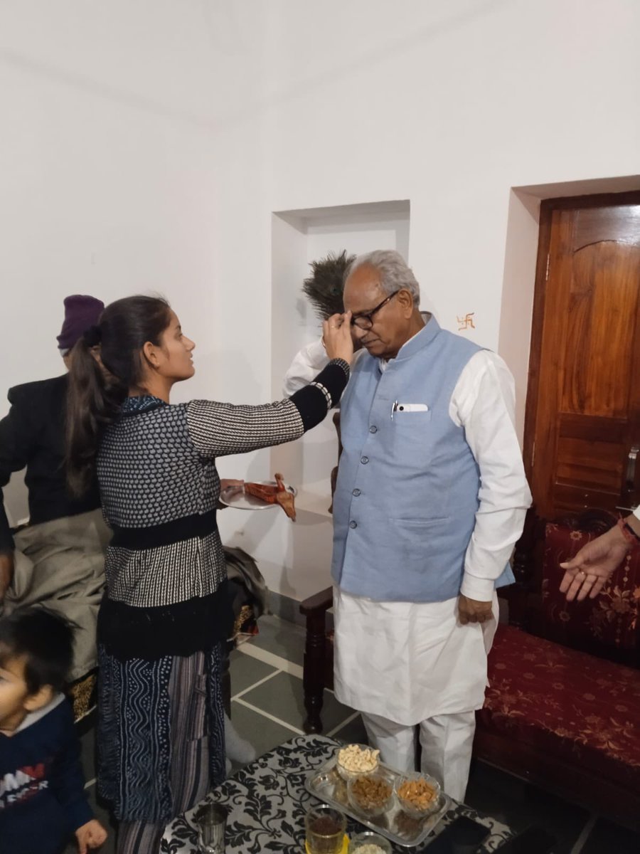 AshokSaini_BJP's tweet photo. सरदारशहर उप चुनावों में एक दिवसीय प्रवास पर पधारे राज्यसभा सांसद श्री राजेन्द्र जी गहलोत का माली समाज द्वारा स्वागत...
सभी समाज बंधुओं ने उप ���ुनावों में भाजपा के समर्थन का वादा किया...@Rajendra4BJP @JPNadda @DrSatishPoonia @madhorambjp @chshekharbjp @Rajendra_Gehlot https://t.co/NhjGVkU7kL