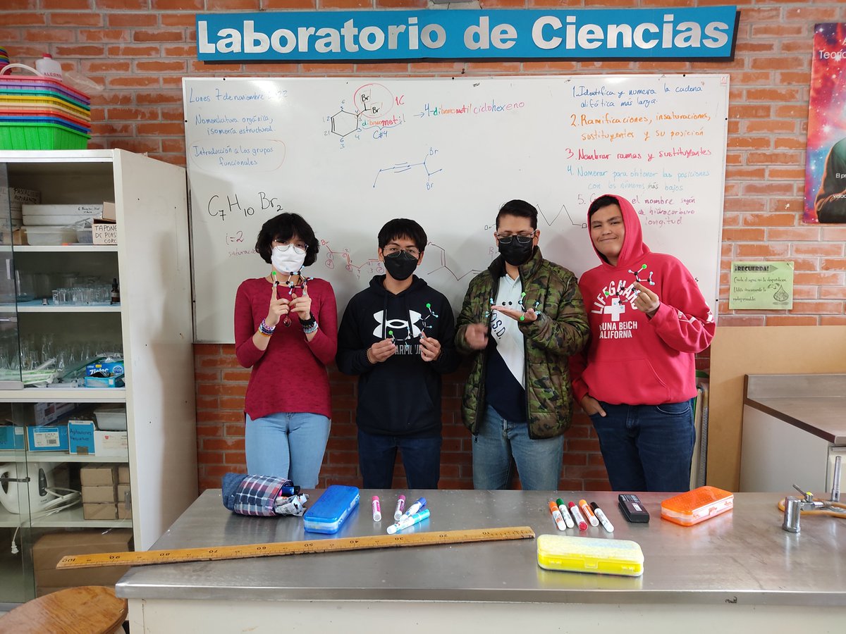 Hoy, "celebrando" el día del químico quisiera compartir el gusto que me da poder acercar a nuevas generaciones a esta disciplina tan bella y contribuir a sus habilidades comunicativas y lógicas. Puedo confirmar que sí, esto es lo que me gusta hacer y ser.