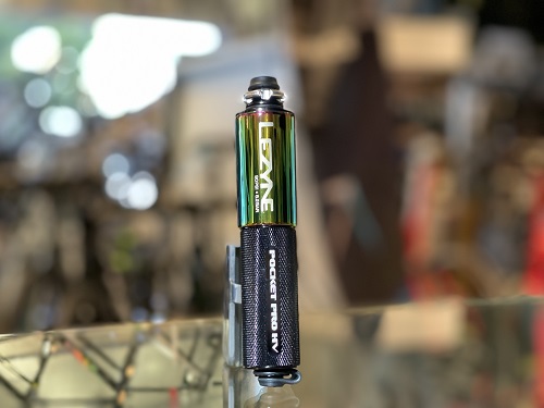 nalsimafrend's tweet photo. LEZYNEのハンドポンプの新商品入荷
コンパクトボディで人気の
POCKET DRIVEにハイボリュームタイプ
POCKET DRIVE PRO HVが登場😮
バルブコアツールも仕込まれています
ROAD DRIVEを愛用してますが・・・
#LEZYNE
#POCKETDRIVE
#ハンドポンプ https://t.co/F9zz12KMjf