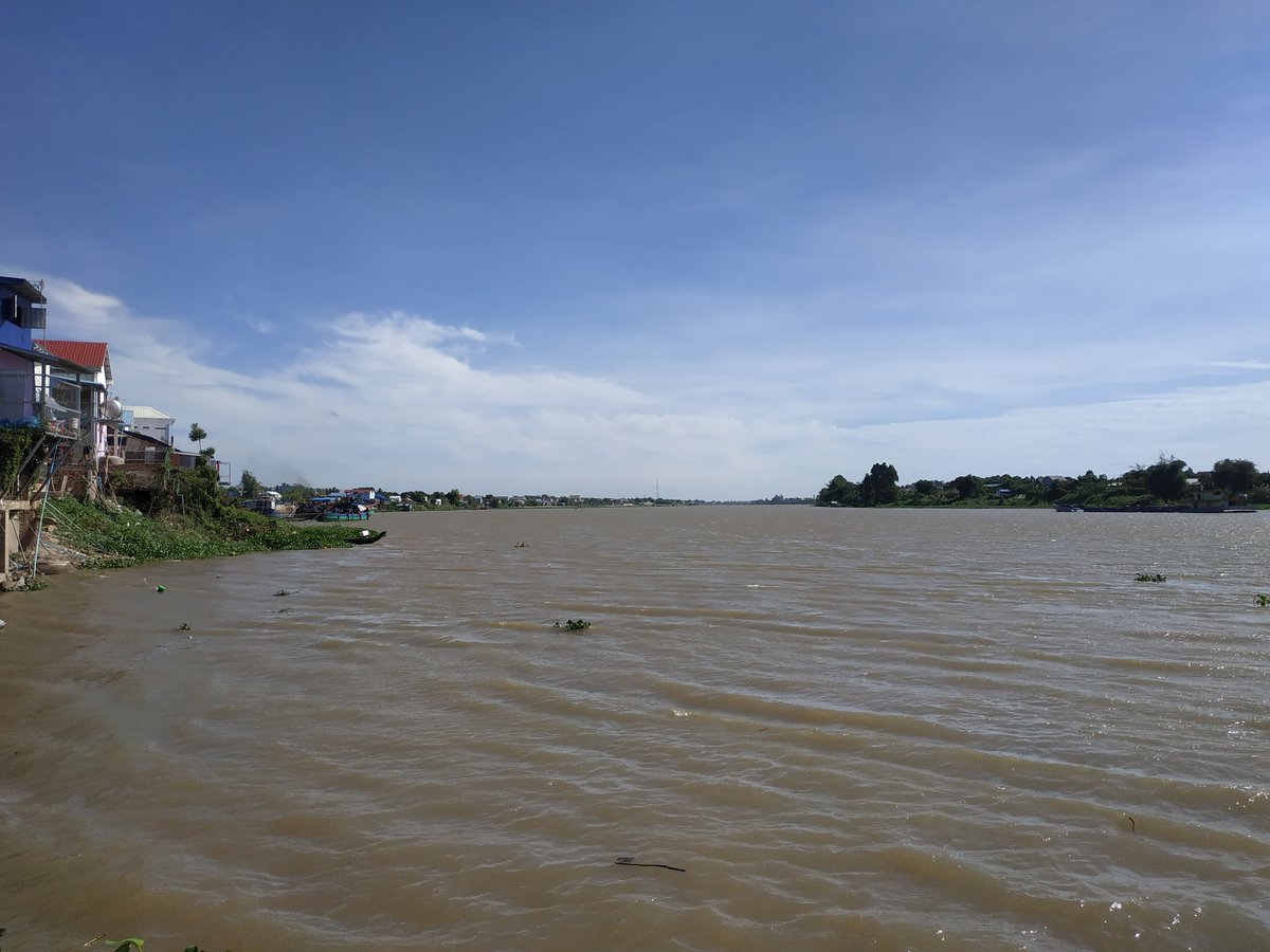 louiraymond's tweet photo. Au Cambodge, le long du Bassac, vivent des Vietnamiens et des Chams, mais intégrés aux villages khmers, me dit-on. Mon père a grandi ici. Je continue mes recherches toute la matinée, sous un soleil de plomb. Peut être qqn se souvient-il de la vie ici avant 1970 ? https://t.co/r6ROcHumf9