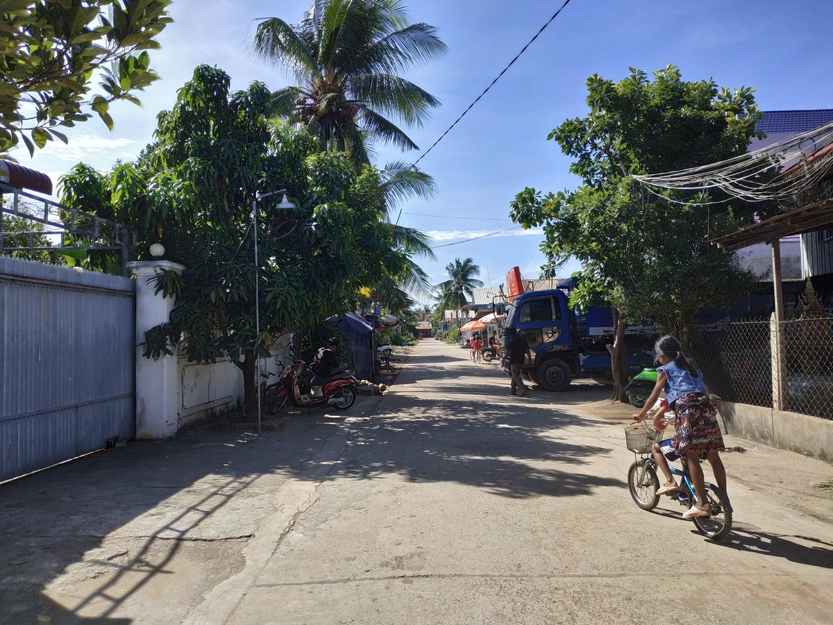 louiraymond's tweet photo. Au Cambodge, le long du Bassac, vivent des Vietnamiens et des Chams, mais intégrés aux villages khmers, me dit-on. Mon père a grandi ici. Je continue mes recherches toute la matinée, sous un soleil de plomb. Peut être qqn se souvient-il de la vie ici avant 1970 ? https://t.co/r6ROcHumf9