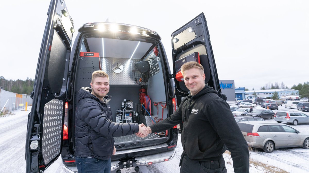 Dynaset_ofcl's tweet photo. This must be one of the coolest service vans we have seen! We installed a hydraulic generator and compressor with a PTO kit on Mercedes-Benz Sprinter for EP Steel & Machine.
#epsteelmachine #dynaset #servicevan #servicetruck #servicevehicle #huoltoauto #mercedes #sprinter #MB https://t.co/6OmB0k2NBi