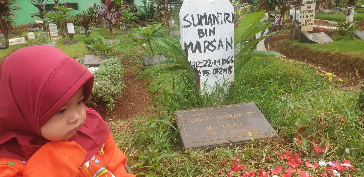 Heniirrr's tweet photo. Tadi ajak Aya nyekar kerumah Eyang Kakung 🥰 https://t.co/TFqJP5hCmd
