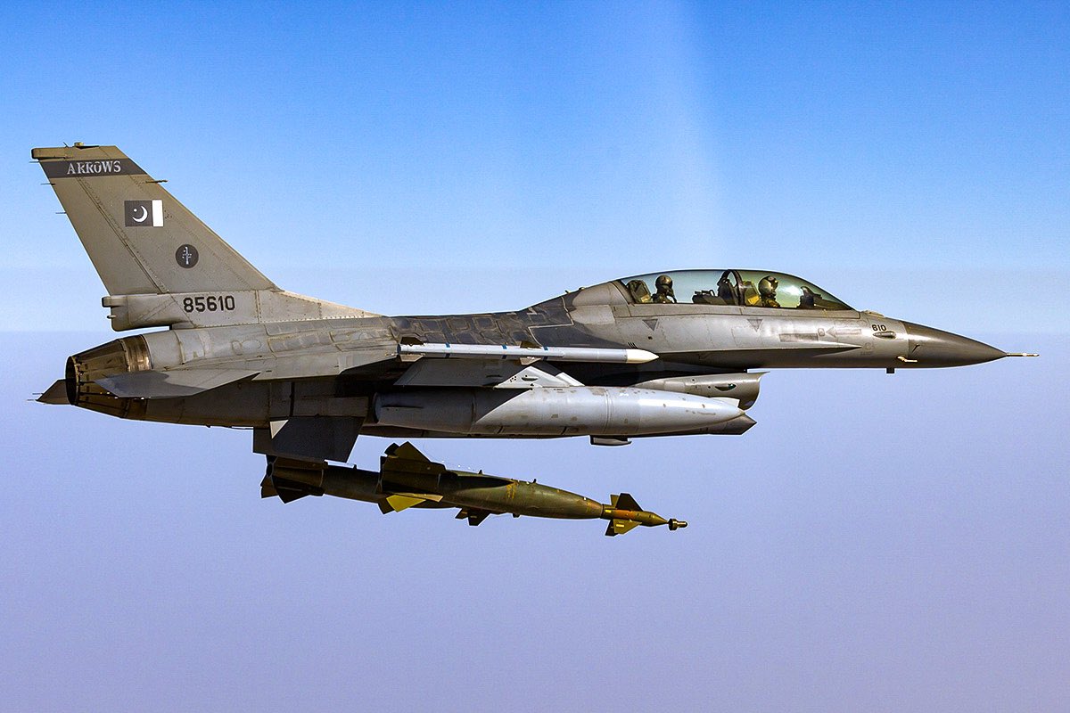 kadonkey's tweet image. Pakistan Air Force General Dynamics F-16BM Fighting Falcon (401) drops two 2000lb GBU-10s. (Asuspine)