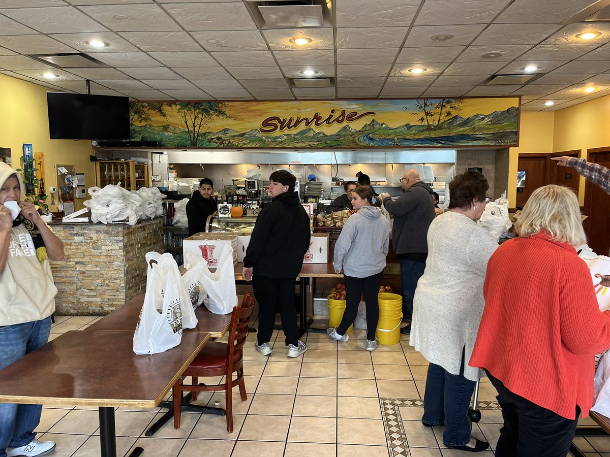 khansen_207's tweet photo. I had the pleasure of spending Thanksgiving morning giving back to Des Plaines families by packing over 260 meals to families in need thanks to the hard work and donation of @plaines_des (Des Plaines Community Foundation) @Sysco and the amazing Sunrise Grill! #Thankful https://t.co/L8KUifMuU5