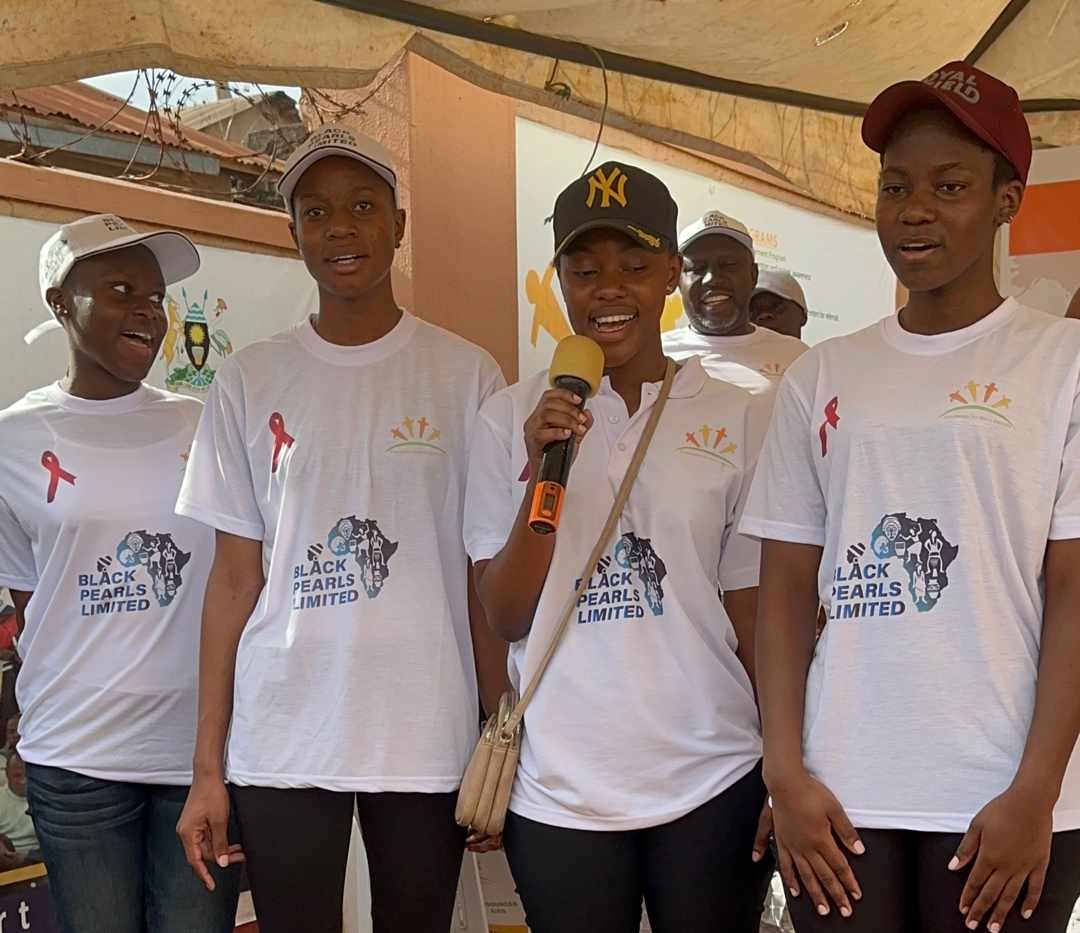 Moshi89579638's tweet photo. As a leader  and the all community, we have  a responsibility and the capacity to put an end on ✋ hiv aids as a #yalileader we organized a  sensitization for youth on #HIVAwareness on kanyanya kawempe division 
#blackpearls
#yaliluminai
#US embassy Uganda 
#Bbs telefayina https://t.co/mBS42s3LcL