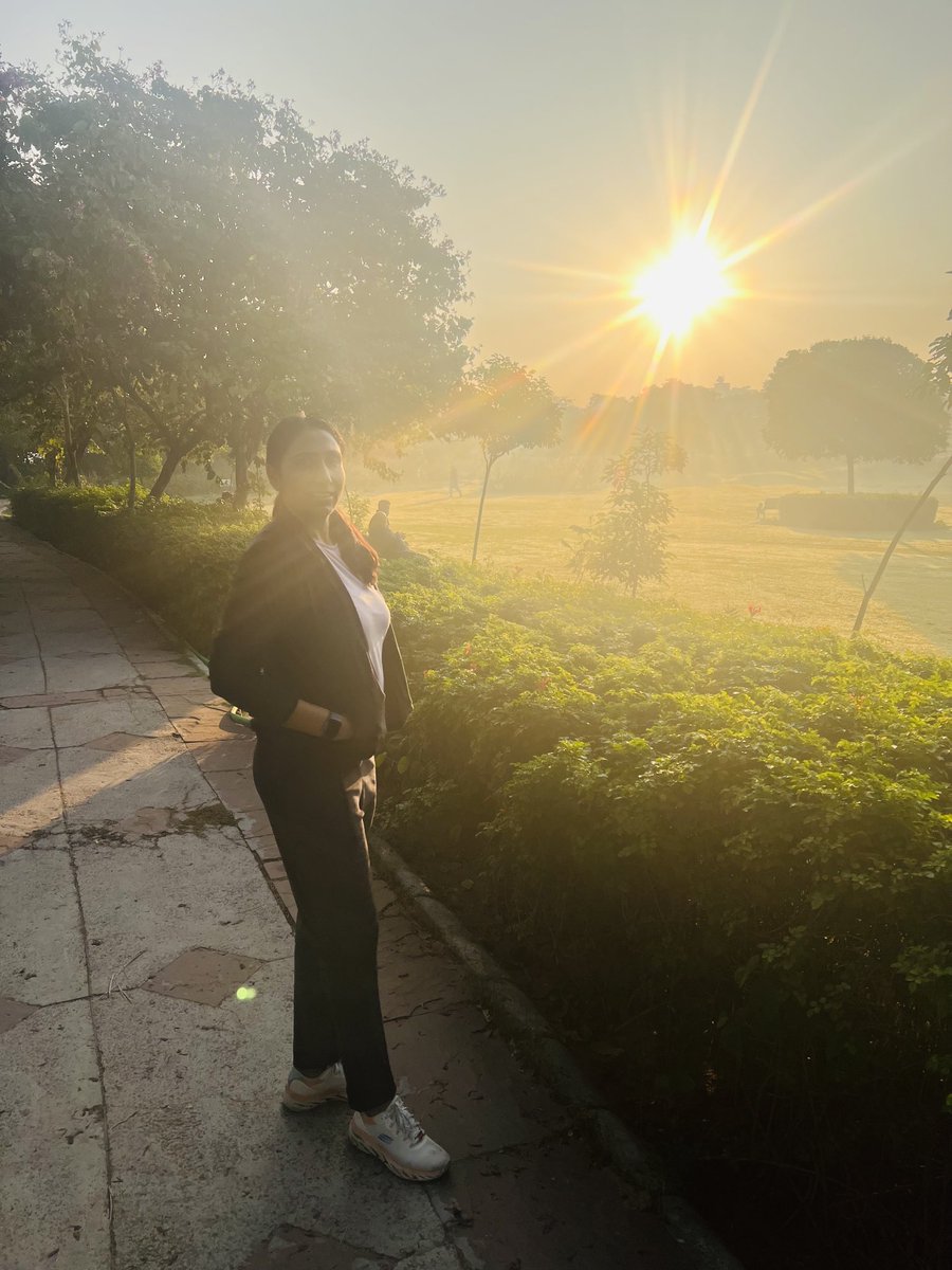 sunitarazz's tweet photo. औरों से क्या
खुद ही से पूँछ
लेंगे राहें
यहीं कहीं
मौजों में ही
ढून्ढ लेंगे हम

पैरों तले जो भी मिले
बाँध लेंगे हम
किनारे 

#DecemberMornings 
⁦@Rdhirajpura_⁩ https://t.co/5wmuNec1nH