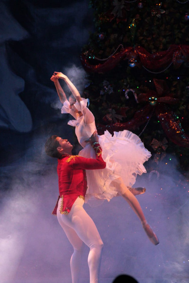 UArtes_Ags's tweet photo. 💫✨🎉Orgullosos de la gran producción de "El Cascanueces, La experiencia en vivo", un espectáculo de gran nivel académico y artístico, ¡no te lo pierdas! #danza #cascanueces #Universidad #Navidad https://t.co/f84X39sTIt