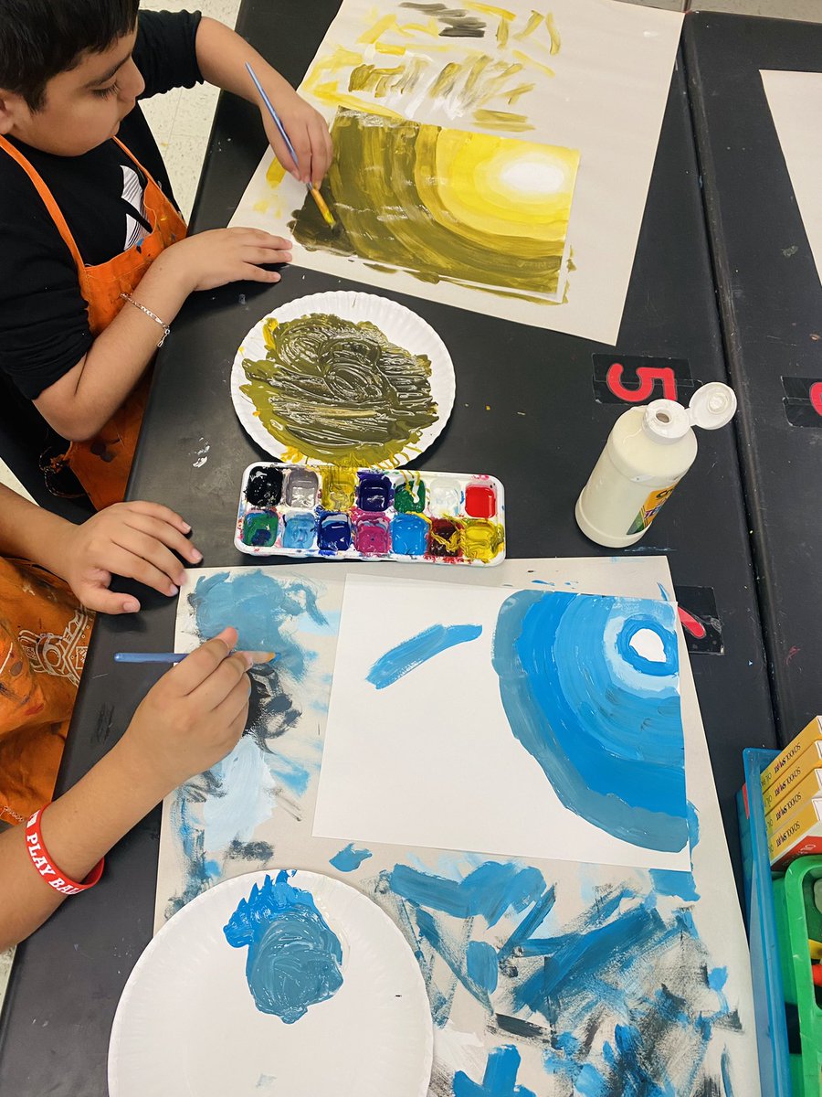 Rosaliasalazarr's tweet image. Fifth grade worked on #colorgradients. They reviewed how to make #tints and #shades. #colortransitions create such beautiful effects.
We added a little tree at the end, of course 😂🌳💚