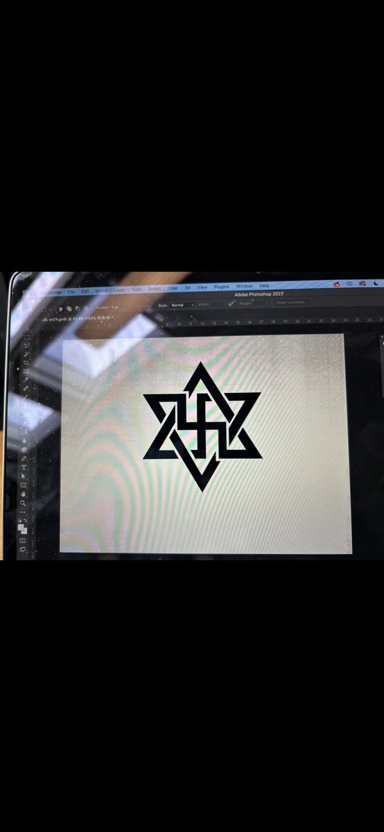 porktendencia's tweet image. "Kanye West": 
Porque presento el que sería el logo de su campaña presidencial para 2024.