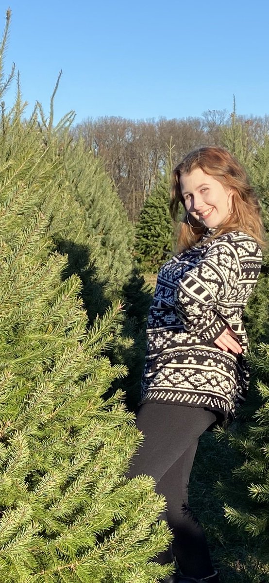 MollyRae18's tweet photo. My adorable daughter while shopping for trees at the Christmas farm. #luvthiskid https://t.co/xdzZahVWOP