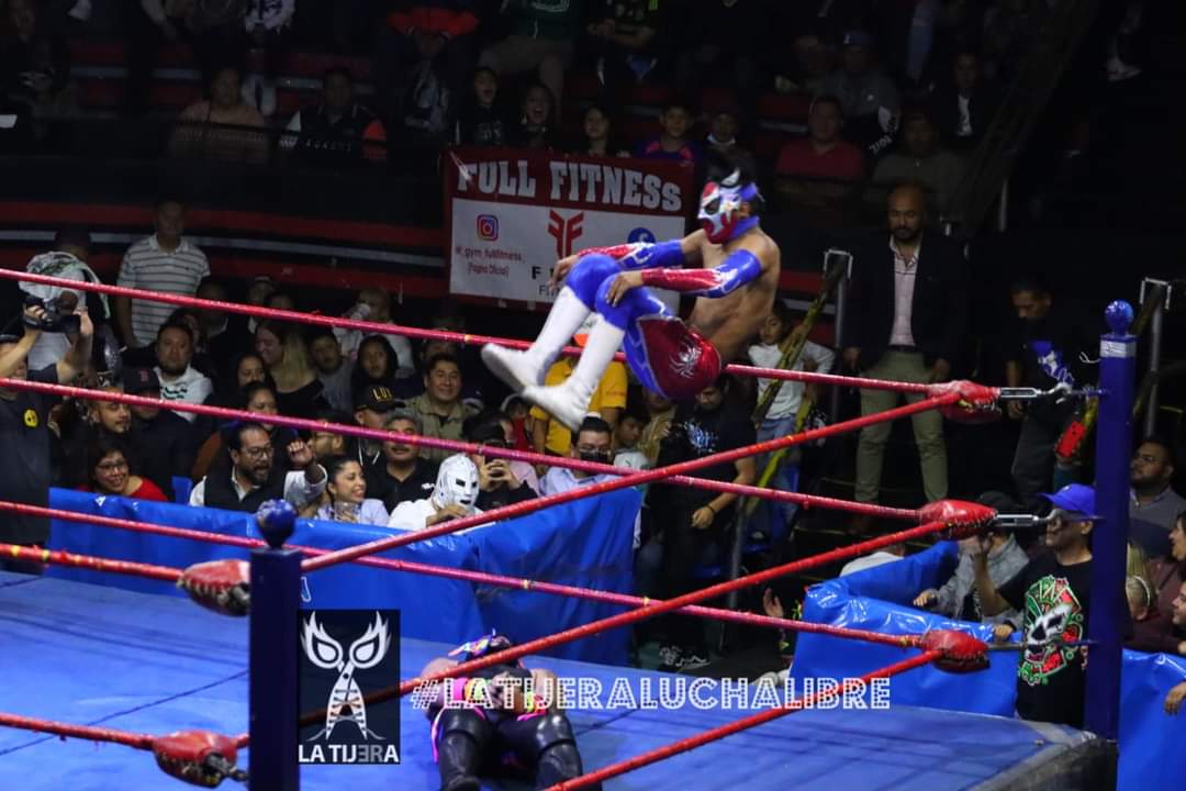 LaTijeraLucha's tweet photo. Segunda lucha de la noche y es premiada por la afición de la #ArenaNaucalpan, intercambio constante de castigos, pero al final la dupla de #BabyStarJr y #SpiderFly salen con la victoria al doblegar a la pareja de #Hysteriosis e #HijoDeHysteria, quienes dejan... https://t.co/gmihX7QtPV