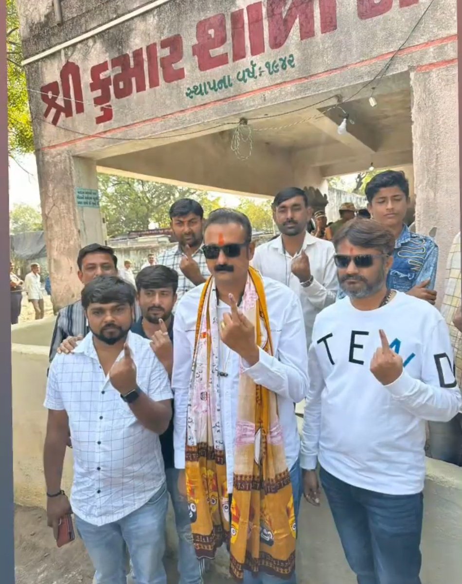 રાજુલા ખાતે મિત્રો સાથે મતદાન કરી નાગરિક તરીકેની ફરજ નિભાવી....

#GujaratElection2022