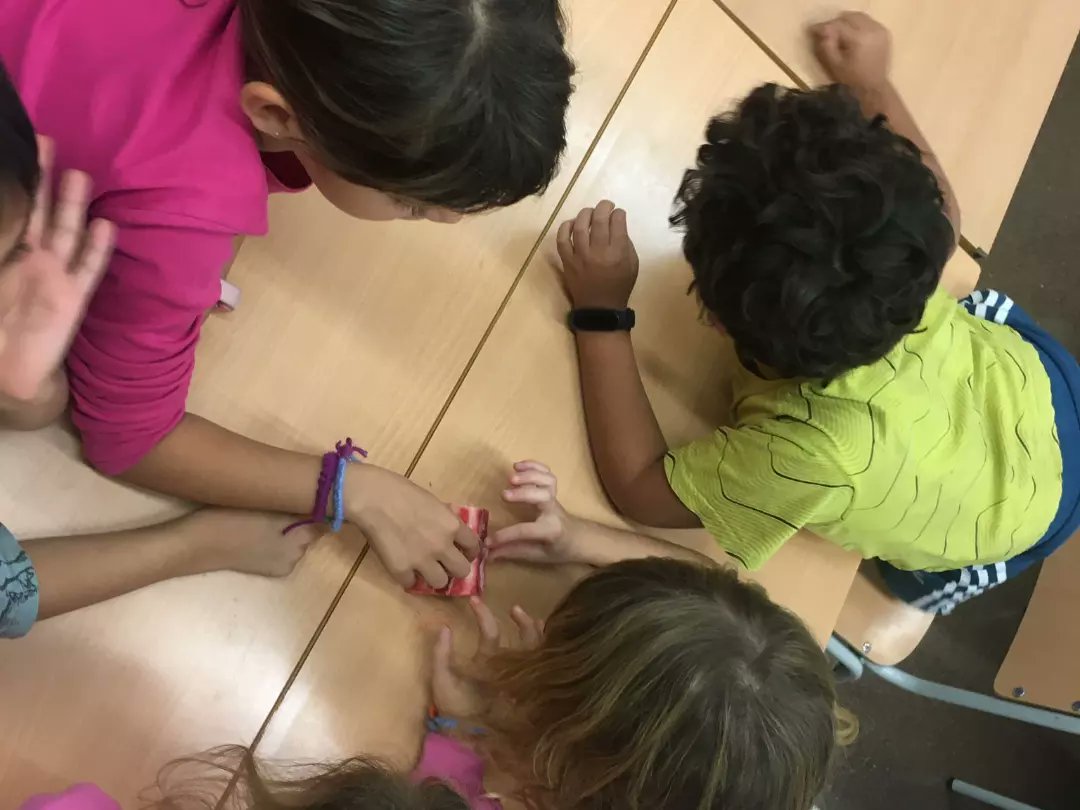 EscPublicaSAFA's tweet image. #2nB , classe dels #esquelets, hem observat ossos de vedella ver dins, i hem experimentat amb el moll de l'os. Fascinant!
#projecte #medi #aprenentatgesignificatiu