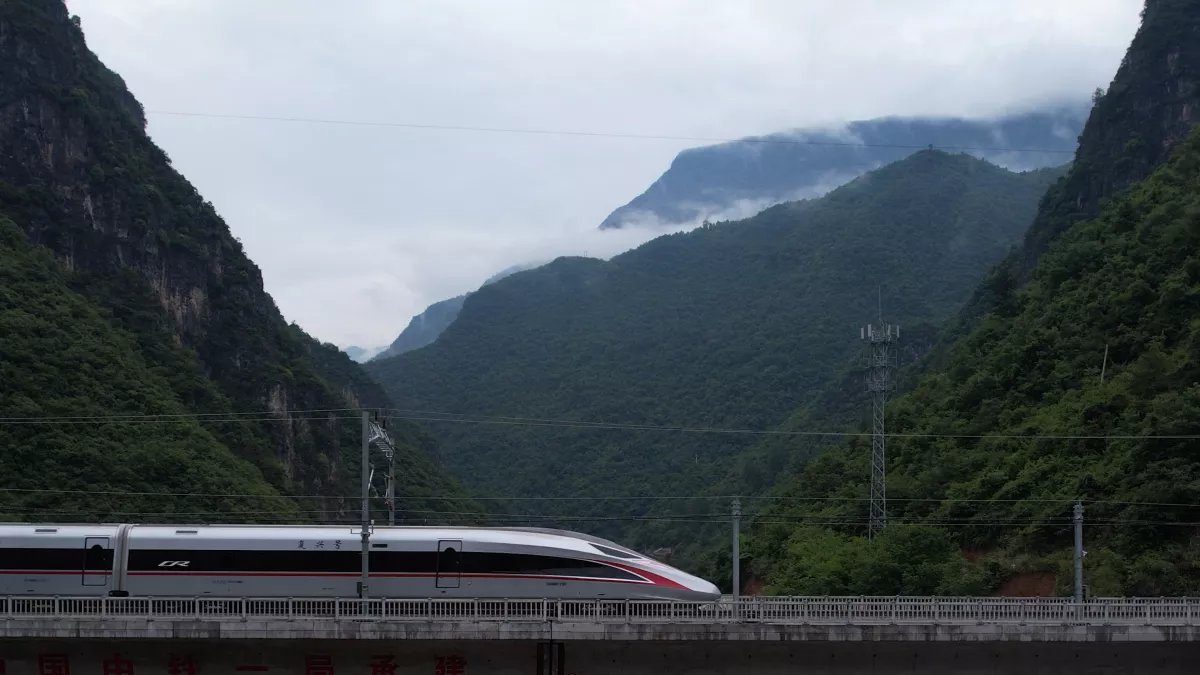iChongqing_CIMC's tweet photo. In #Chongqing, the traditional Three Gorges tours are mostly road trips or boat tours, and the fatigue of boats and cars makes many tourists stay away. This year, the #Zhengzhou-Chongqing high-speed railway opened, providing a new option for #ThreeGorges tourism.
#RailwayPower https://t.co/ildqCrped9
