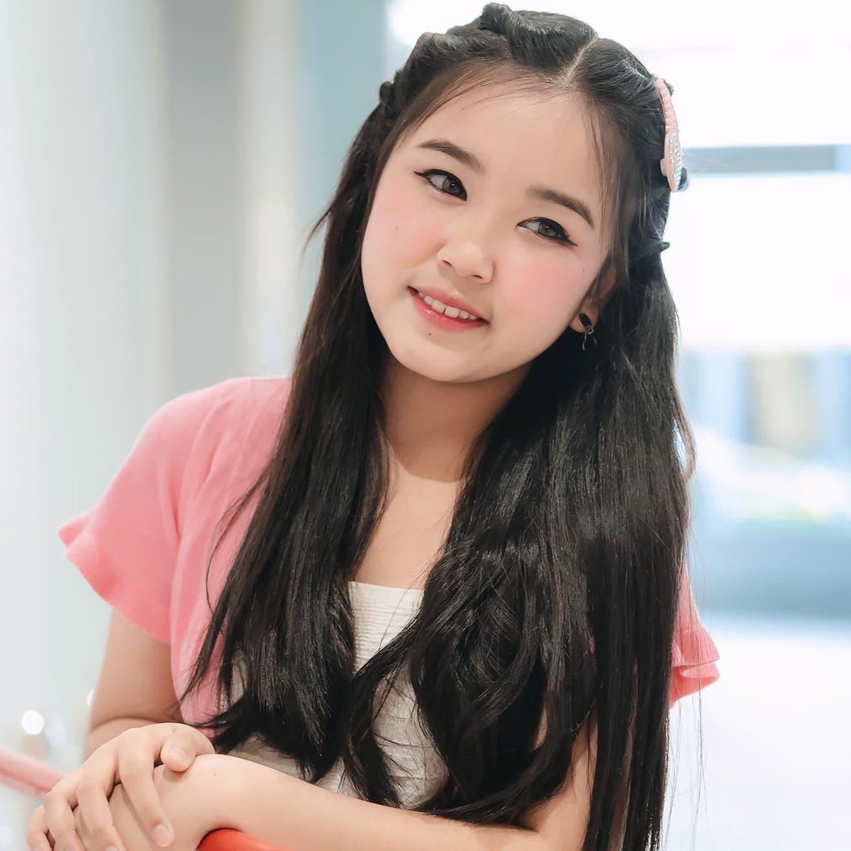 TomatohouseFc's tweet photo. หลายคนสงสัยว่าสตางค์เป็นใคร วันนี้จะมาเเนะนำให้รู้จักกันค่า สตางค์มาจากรายการไมคท์อบคำเด็กซีซั่น1(รองแชมป์) เเละเคยรับบทเป็น กมลา จากละคร กรงกรรม ตอนนั้นอายุเเค่ 9-10 ขวบเองตอนนี้น้อง 15 เเล้วค่าาา ❤️😍 https://t.co/NqbFi3URsb