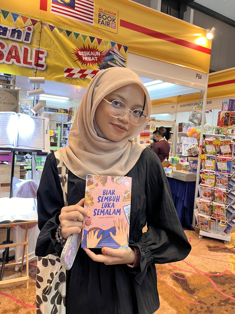 imanpublication's tweet photo. Muka happy bila dapat beli 3 buku fiksyen IMAN dengan RM65 sahaja😍
Temui kami di #SIBF22 :
⛺️ : P54 - 55 , H48 - 49
🗓 : 1 Disember - 11 Disember 2022
📍: MBSA Convention Centre, Shah Alam https://t.co/IF9X7ryZzq