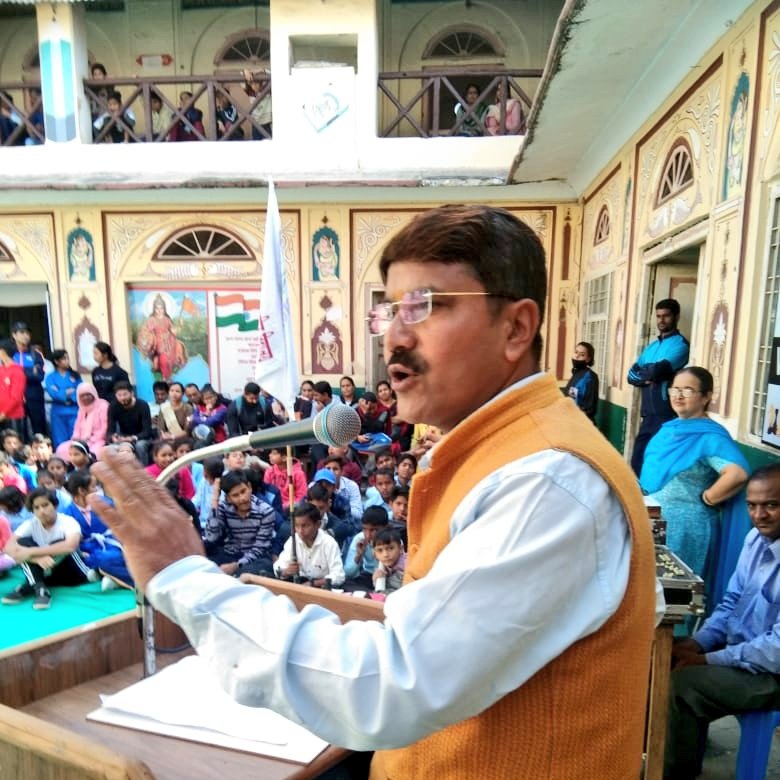 MakkhanSinghG's tweet image. #आज_का_विचार
सुना है शोर से हल होंगे सारे मसअले इक दिन
सो हम आवाज़ को आवाज़ से टकराते रहते हैं
- नोमान शौक़
#PTIFamily #TrendingNow
#SupportTheUnions
#physical #Education #Teachers