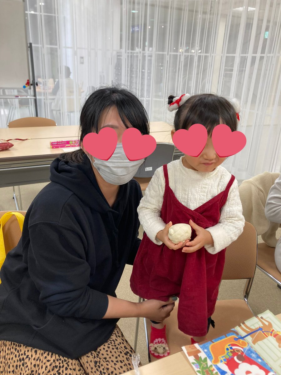 tomoyochinchan's tweet photo. 12月のpetitpas親子講座は、思いつきで小麦粉粘土やったよー
楽しんでくれたけど、手がベタベタになってしまうお母さんもいて、手袋用意しておけば良かった！クリスマス🎄仕様の服を着てくれた子もいて、可愛すぎた💕次回は出産後。みんなと無事に会えますよーに😊
#学研
#petitpas https://t.co/WiUaR6AI59