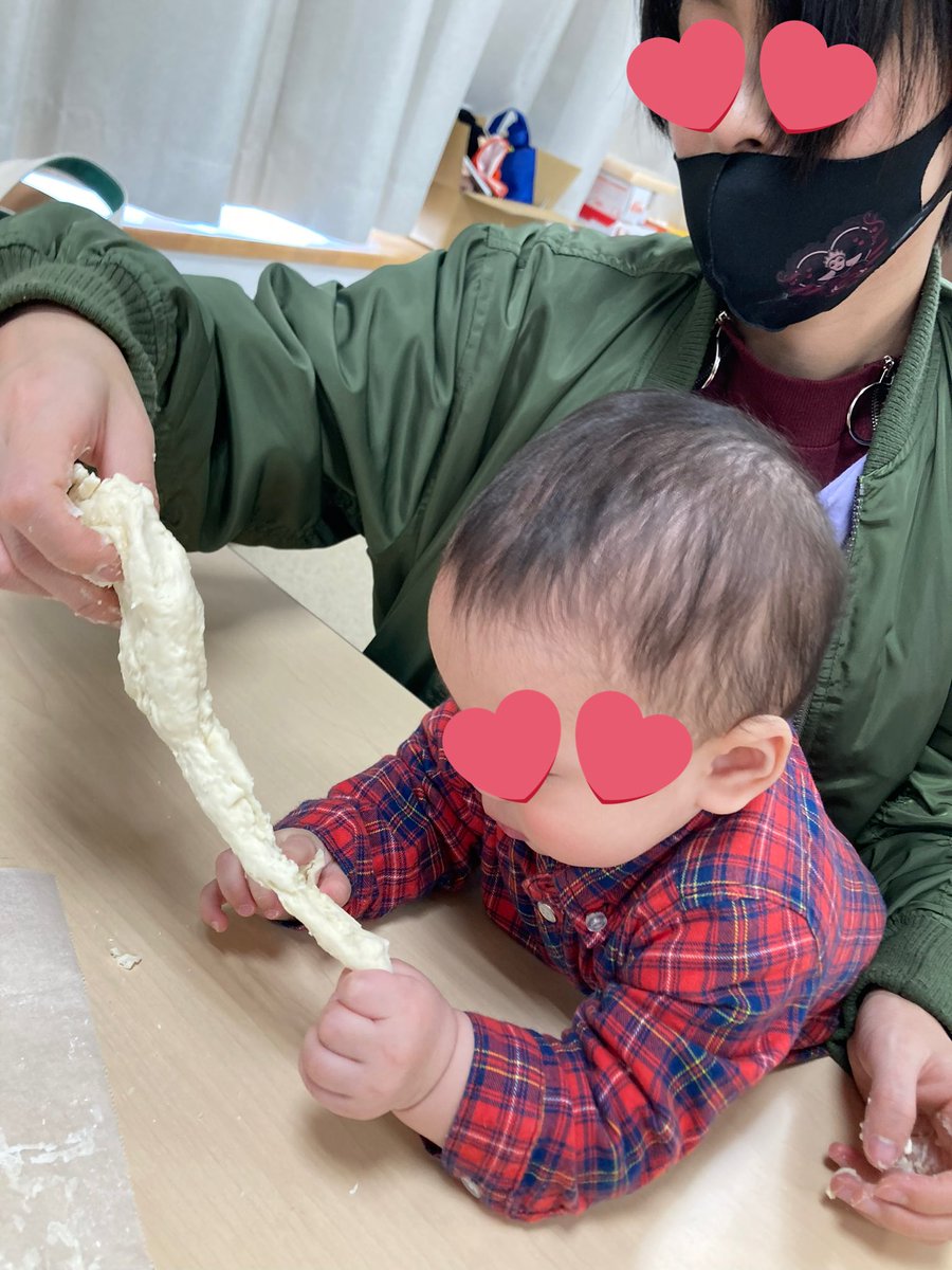 tomoyochinchan's tweet photo. 12月のpetitpas親子講座は、思いつきで小麦粉粘土やったよー
楽しんでくれたけど、手がベタベタになってしまうお母さんもいて、手袋用意しておけば良かった！クリスマス🎄仕様の服を着てくれた子もいて、可愛すぎた💕次回は出産後。みんなと無事に会えますよーに😊
#学研
#petitpas https://t.co/WiUaR6AI59