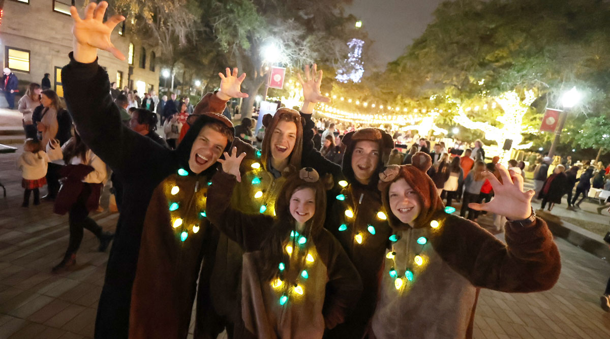 Couldn’t make it to #BaylorChristmas on 5th Street tonight? 🐻🎄

Here’s a quick look at what you missed: bit.ly/3AYQ81F