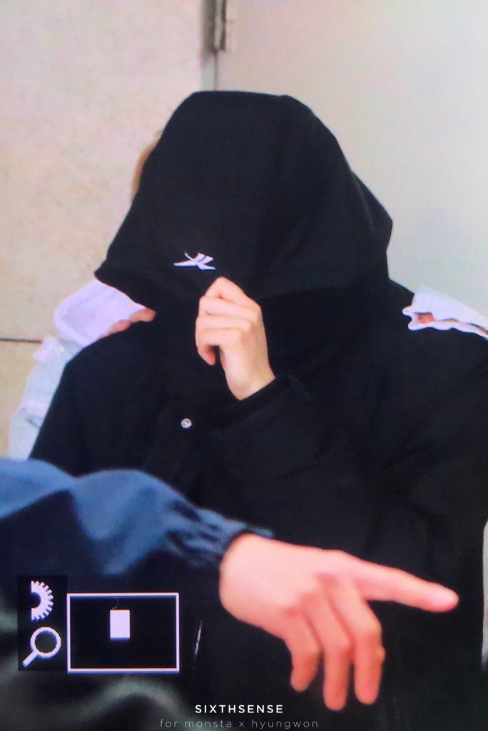 FROMHW2's tweet photo. 내가 광공처럼 피식ㅋ 웃게 되는 사진이 있는데

젤러시 컴백 직전에 머리 염색 스포 안 하려고
1. 헤헤헹 웃으면서 후드 푹 눌러쓴 채형원
2. 고개 푹 숙이고 후드에 잡아먹힌 유기현

진짜 너무 귀여워 죽겠음 ... ㅠㅠㅠ 잡아묵어 https://t.co/j3iN0BULWj
