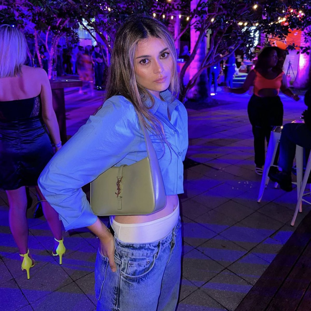 barbaraexist's tweet photo. si no la conociera y la viera en una fiesta pensaría "ella tiene cara de q me rompería el corazón" Y ACEPTARÍA IGUAL, QUE MUJERRRRR https://t.co/Vovb2i5q90