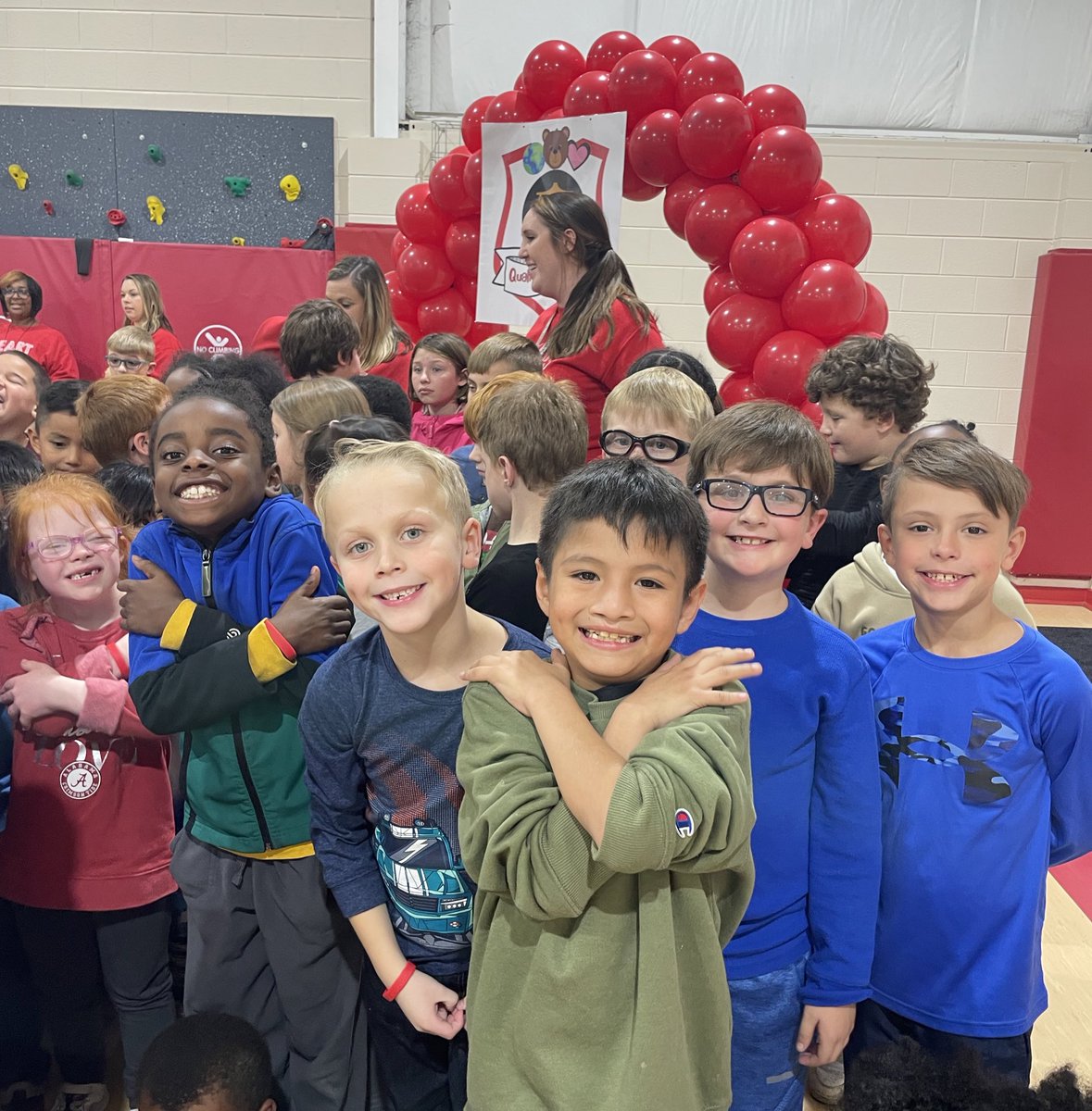 maddiehobbs20's tweet photo. House Reveal fun!! A few of my kiddos get to join me in the RED House of #QualityCharacter ♥️🐻🌎 Yesterday was such a fun and exciting day! @jneelem https://t.co/gKVNbNncIS