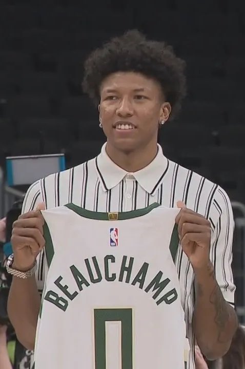 4KTFeed's tweet photo. #NBAYoungBoy Post a Picture of him Receiving &amp; Gift of a Signed Jersey sent to him from the NBA Star "MarJon BeauChamp" &amp; Leaves a Message 👀🔥…

— People always trying to give me something but it don’t be genuine this different I ain’t never met bro he really sent me a gift 💚" https://t.co/W7UMKaUxDQ