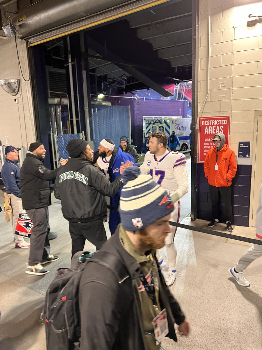 MattParrino's tweet photo. .@JoshAllenQB 🤝 @sc https://t.co/39kLiezzo5