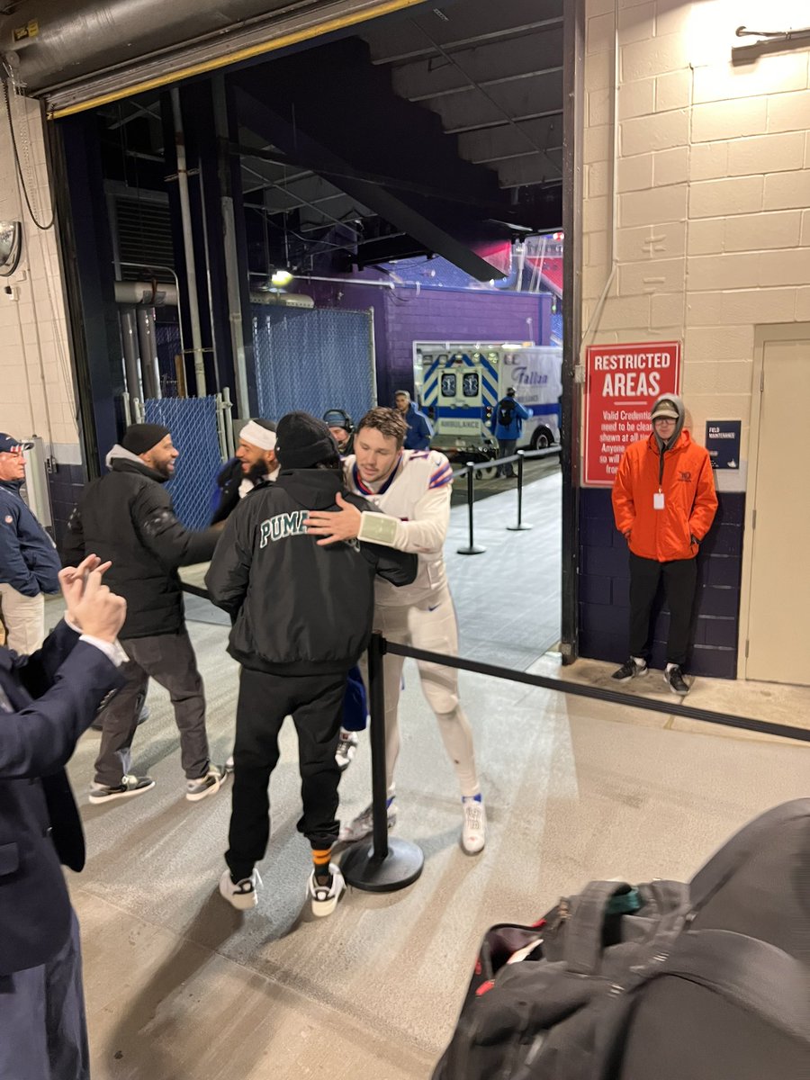 MattParrino's tweet photo. .@JoshAllenQB 🤝 @sc https://t.co/39kLiezzo5