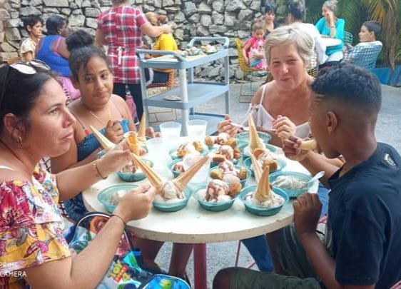 Si vive en #PinardelRío o está de paso por la ciudad, y desea disfrutar de un sabroso helado puede visitar la UEB Perfeccionada Heladería Coppelia, con excelentes ofertas. 
#ComercioCuba
#SomosComercio
<a href="/BetsyDazVelzqu2/">Betsy Díaz Velázquez</a> <a href="/GriselAvila13/">Grisel Avila</a>