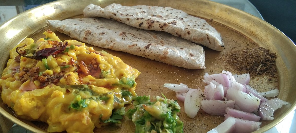 AnkushDey_'s tweet photo. Garam garam #Bhakri #Pithla #Thecha #Onion #Jawas https://t.co/Bulseh6kUP