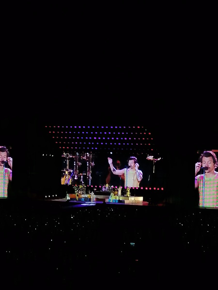 alien_issues's tweet photo. no pueo creer que después de tanto tiempo lo tuve tan cerca y disfrutando al máximo sus bailes, su voz y su música 😭
te amo TANTO Harry gracias por ser mi mundo desde el 2019🤍🤍 #LoveOnTourSantiago 🏹✨ https://t.co/AF9uth25bF