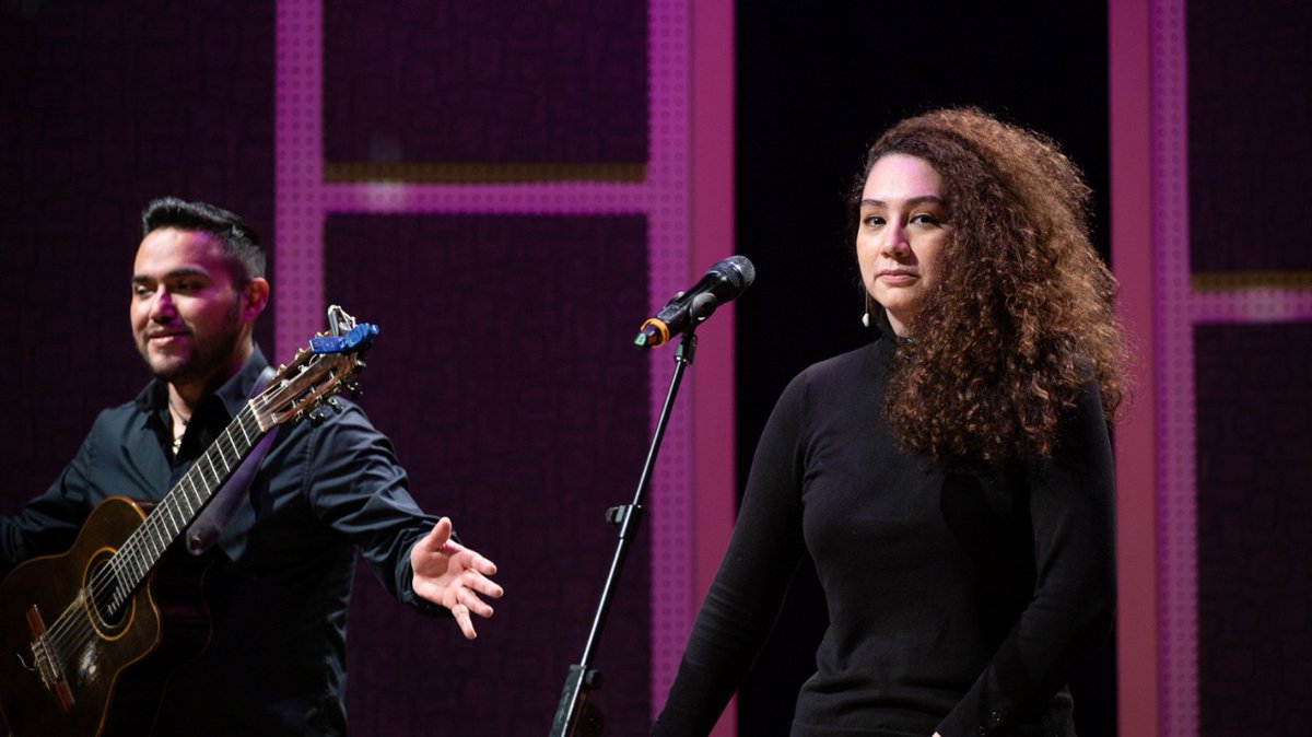 "Ayer me desvelé con el recuerdo de tus lindo ojos...",
canta <a href="/_paoladecanini/">Paola Decanini</a> "La esquinita" en el estudio de <a href="/monocordio/">Fernando Rivera C.</a> en <a href="/Canal22/">Canal 22 México</a>