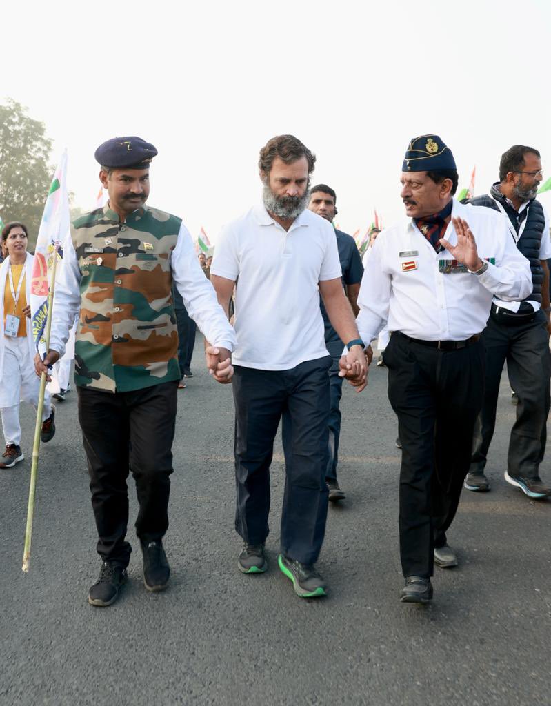 bharatjodo's tweet photo. हर हाथ को थाम,
हम चलेंगे देश के नाम! 

#BharatJodoYatra https://t.co/MbbfQd26ud
