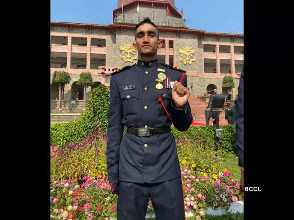 AhirMission's tweet photo. राजस्थान के अलवर जिले के जाजोर-बास गाँव के एक किसान के बेटे गौरव यादव ने IIT की प्रवेश परीक्षा पास की ओर यह सच्चाई उसने अपने परिवार से छिपाई. गोल्ड मेडलिस्ट गौरव यादव बुधवार को एनडीए के 143वें कोर्स में राष्ट्रपति के गोल्ड मेडल विजेता बनकर उभरे.
#GauravYadav #ahirwal https://t.co/PGRL1XTdyZ